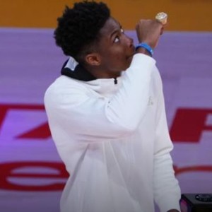 欧冠官网app下载-字母弟10票压唐斯 太多球员把全明星投票权当儿戏